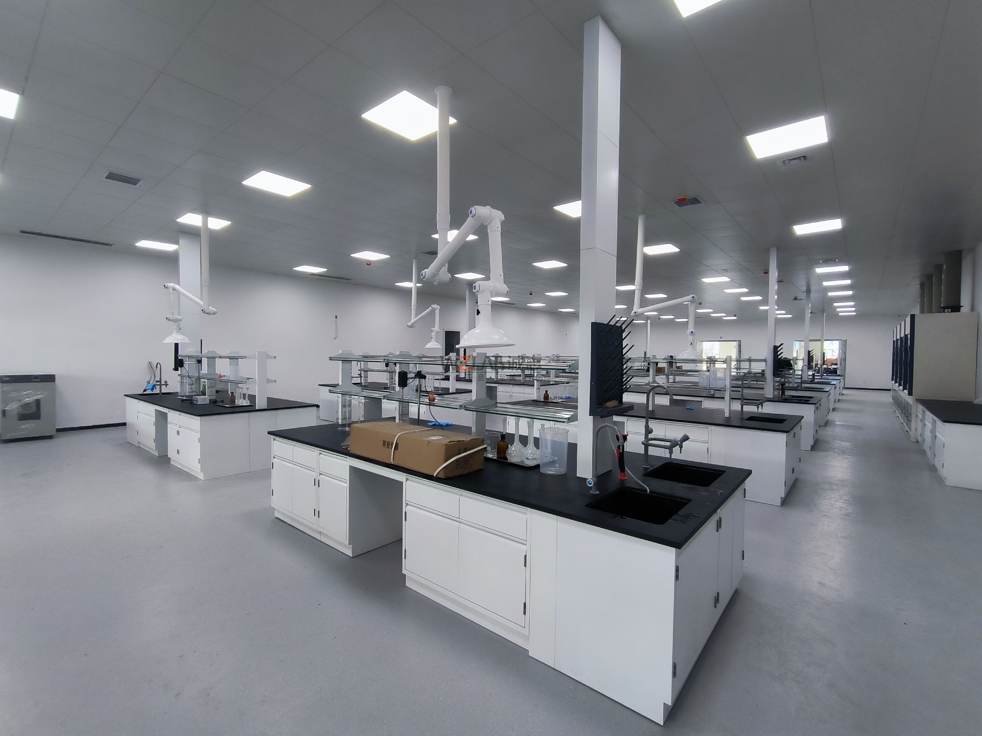 選購(gòu)實(shí)驗(yàn)臺(tái)要考慮哪些因素(圖1) MVIMG_20230725_160656.jpg